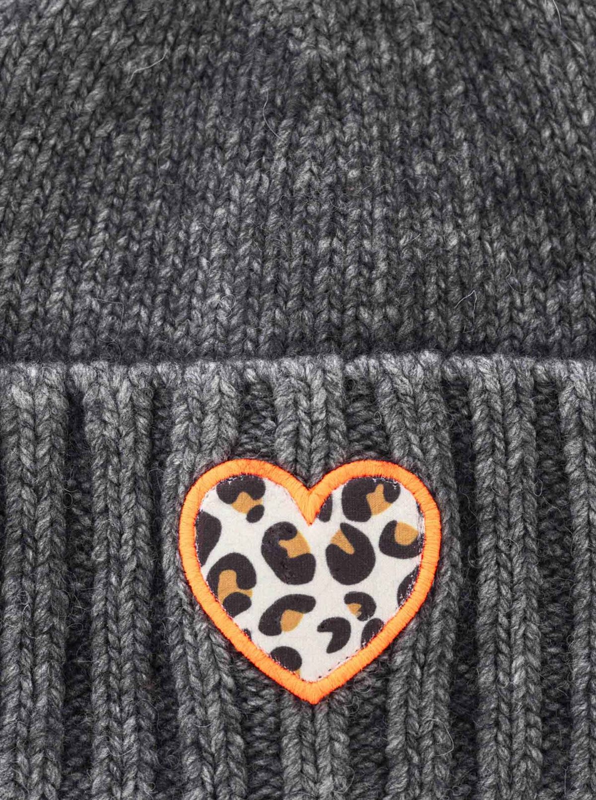 Zwillingsherz Umschlagmütze mit Patch Leo Heart Grau Detailansicht Patch