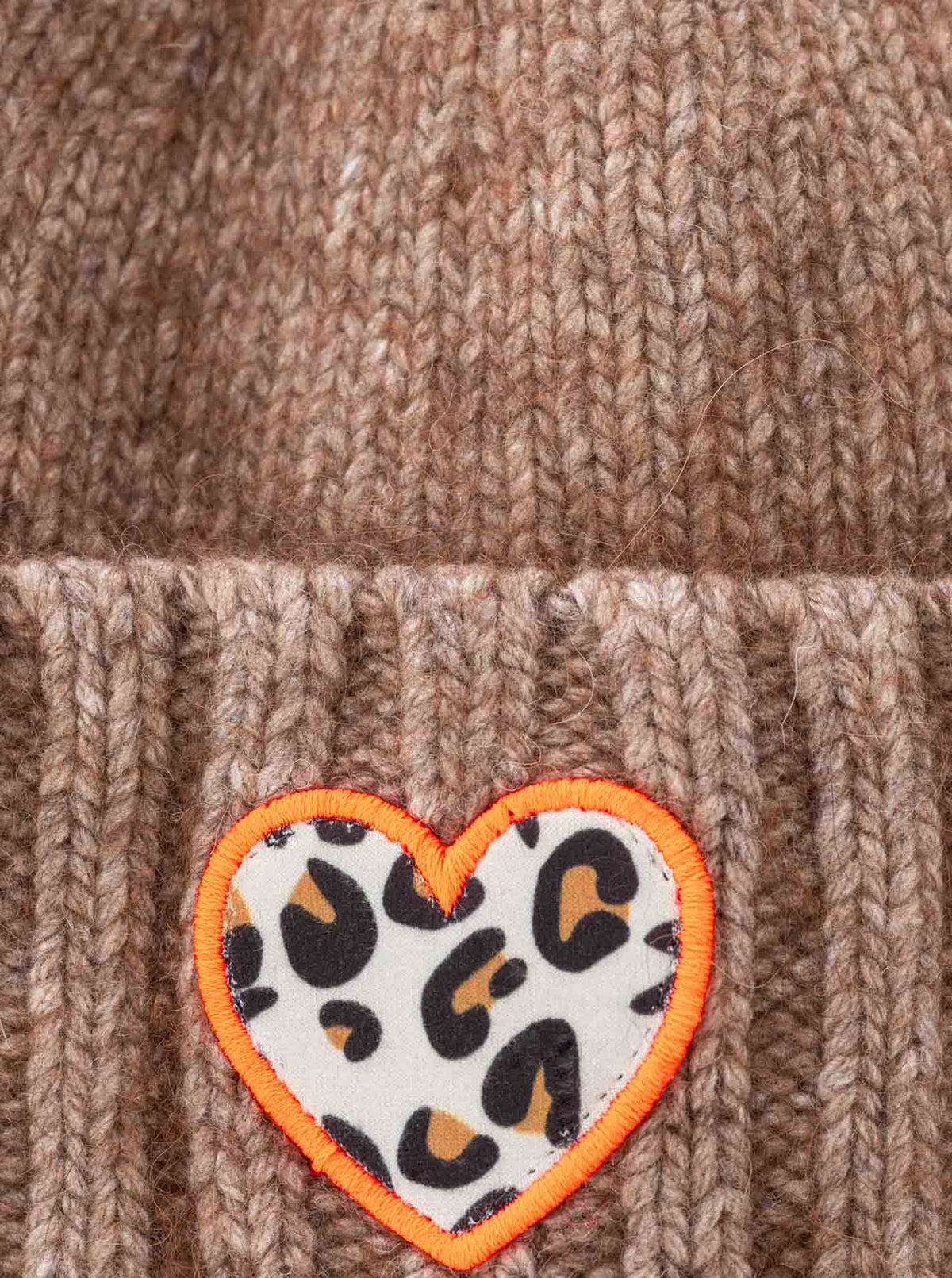 Zwillingsherz Umschlagmütze mit Patch Leo Heart Taupe Detailansicht Patch
