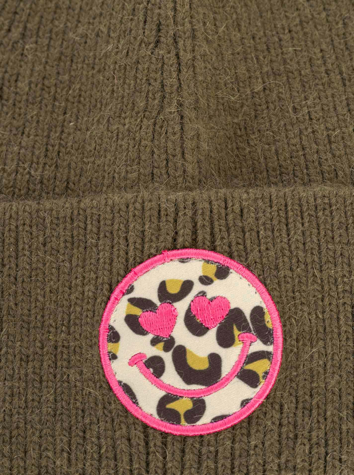 Zwillingsherz Umschlagmütze Wollmix Leo Smiley Olive Detailansicht Smiley