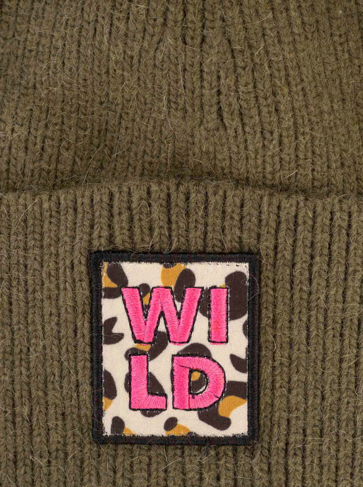 Zwillingsherz Umschlagmütze Wollmix Wild Leo Olive Detailansicht Leo Patch