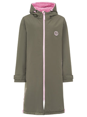 Flauschige Oversize Windjacke von Zwillingsherz in Khaki-Pink mit Kapuze & Taschen – stylisch, bequem, Vorderansicht – ideal für kühle Tage.