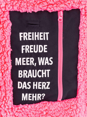 Detailansicht Spruch auf der Zwillingsherz Windjacke – dezenter Schriftzug auf Zipper oder Brust, stilvoll und markentypisch