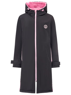 Zwillingsherz Oversize Windjacke in Schwarz-Pink – Vorderansicht, flauschige Kapuze, sportlicher Schnitt, perfekt für kühle Tage