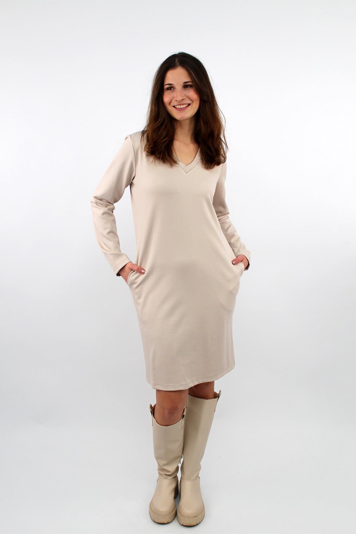 Einfarbiges Kleid mit V-Ausschnitt - Beige