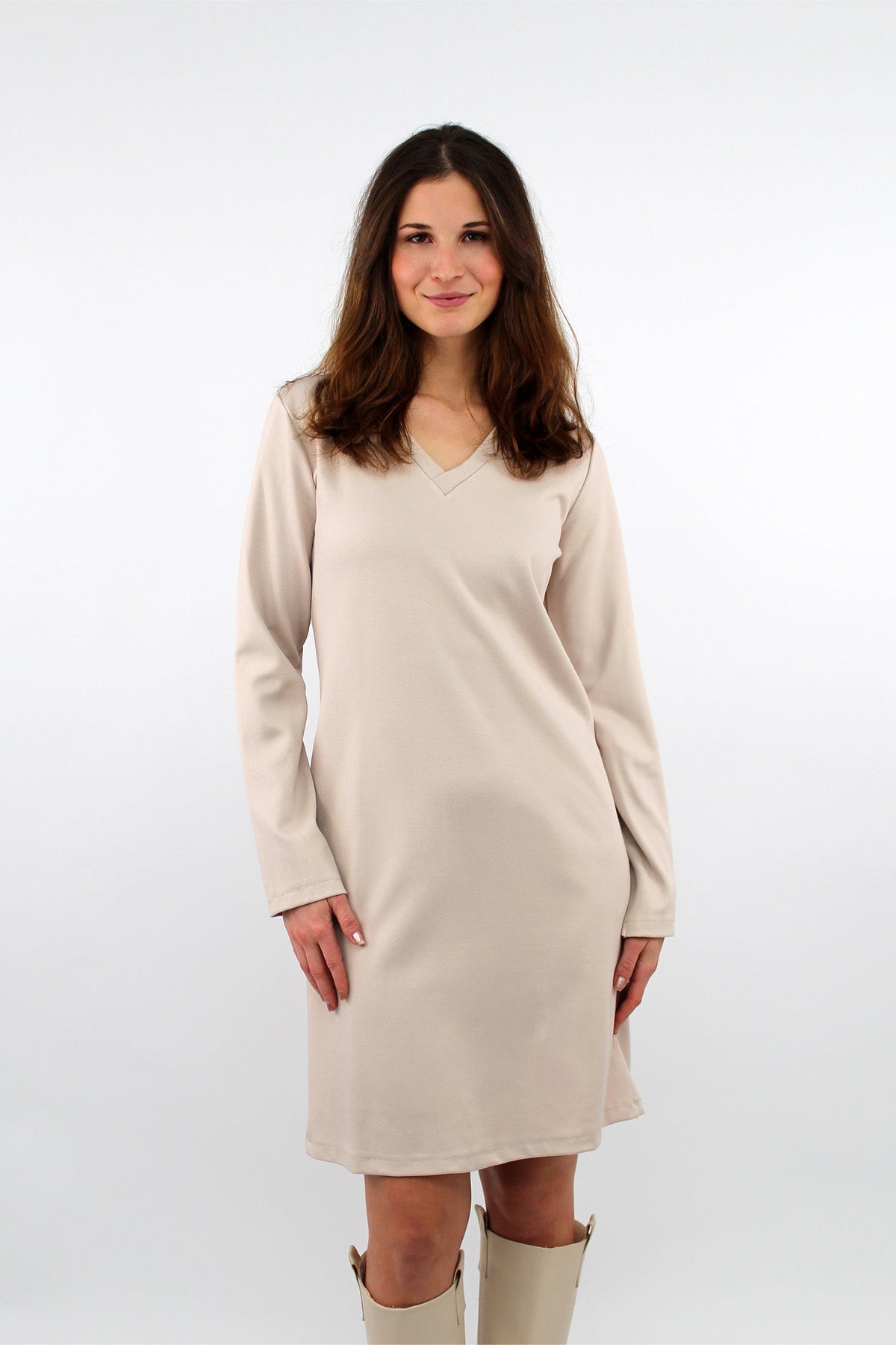 Einfarbiges Kleid mit V-Ausschnitt - Beige