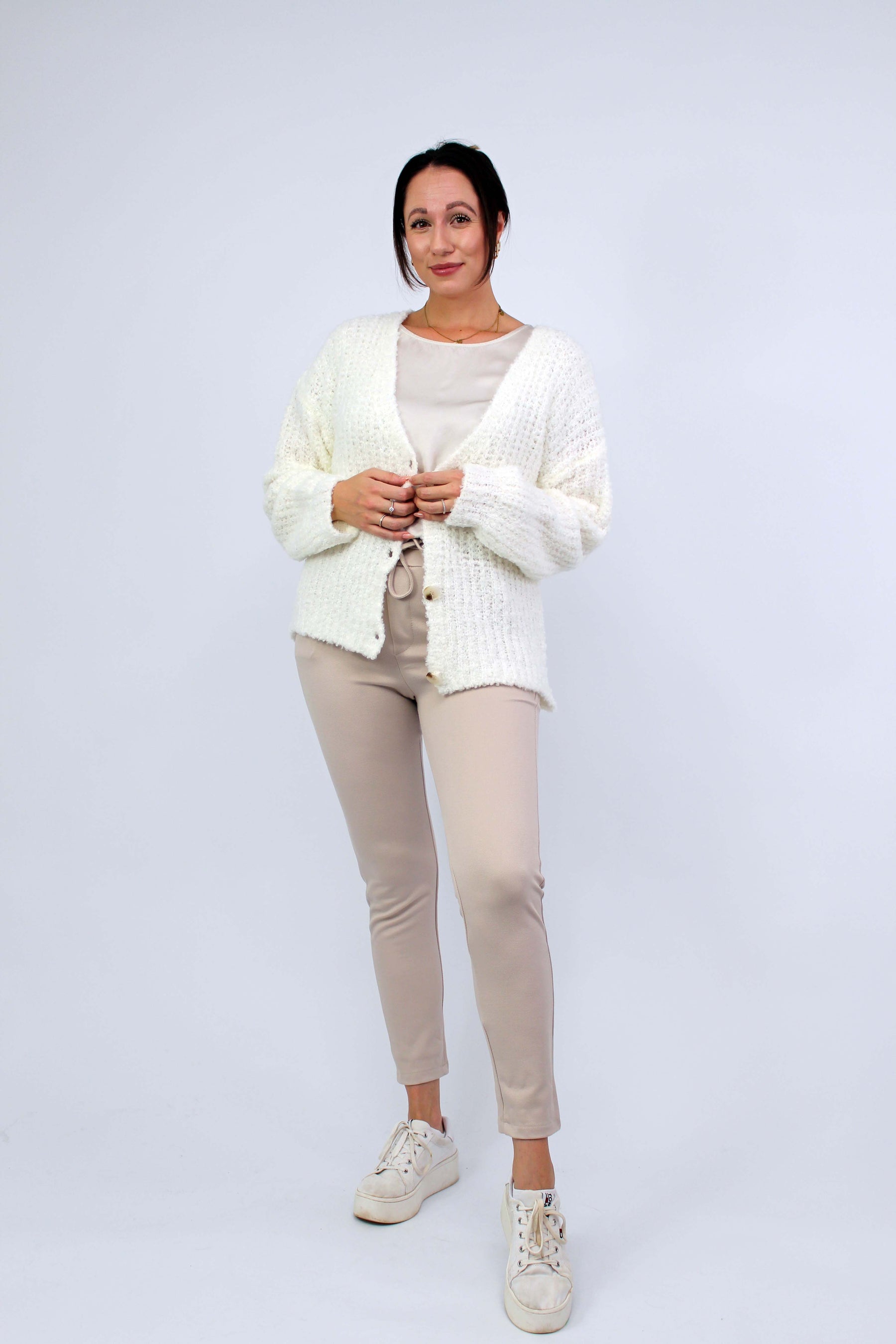 Strickjacke "bouclée" mit Knöpfen - Wollweiß