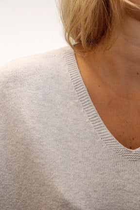 Strickkleid mit V-Ausschnitt - Grau