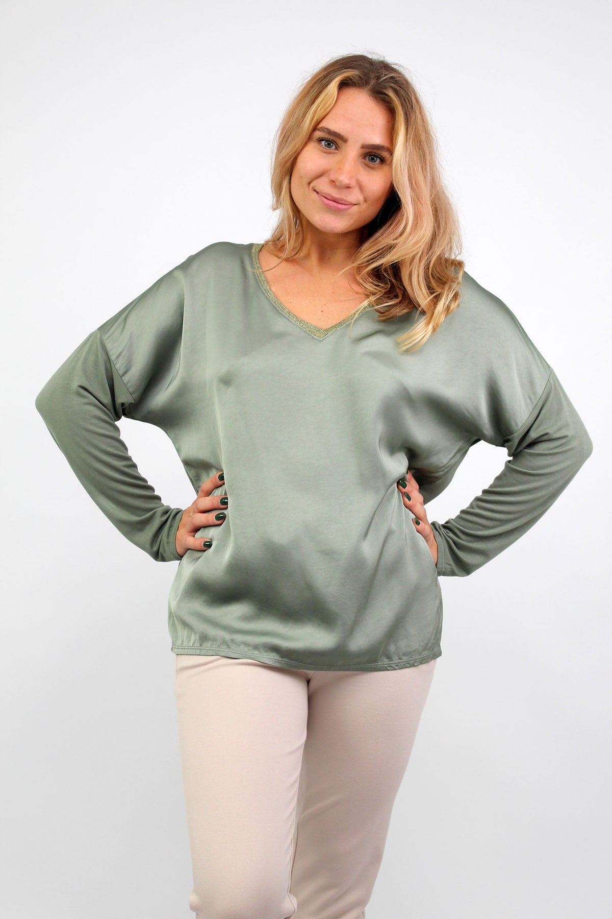 Seidenshirt mit V-Ausschnitt - Khaki