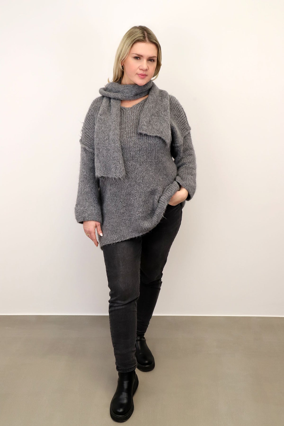 Pullover "Oversize" mit Schal - Grau