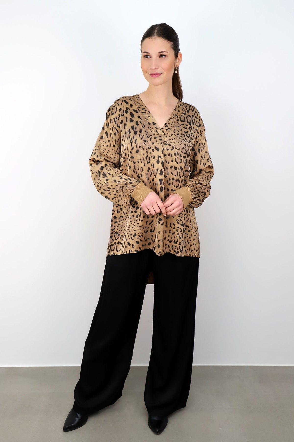 Seiden-Bluse mit Leo Print - Camel