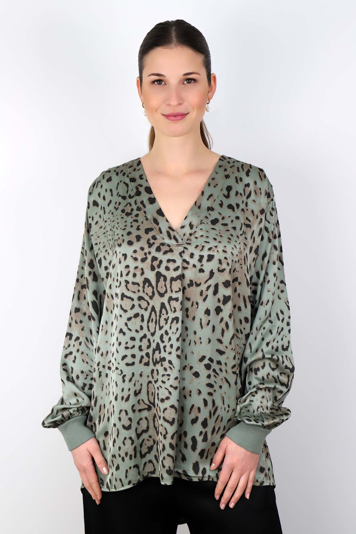 Seiden-Bluse mit Leo Print - Salbei