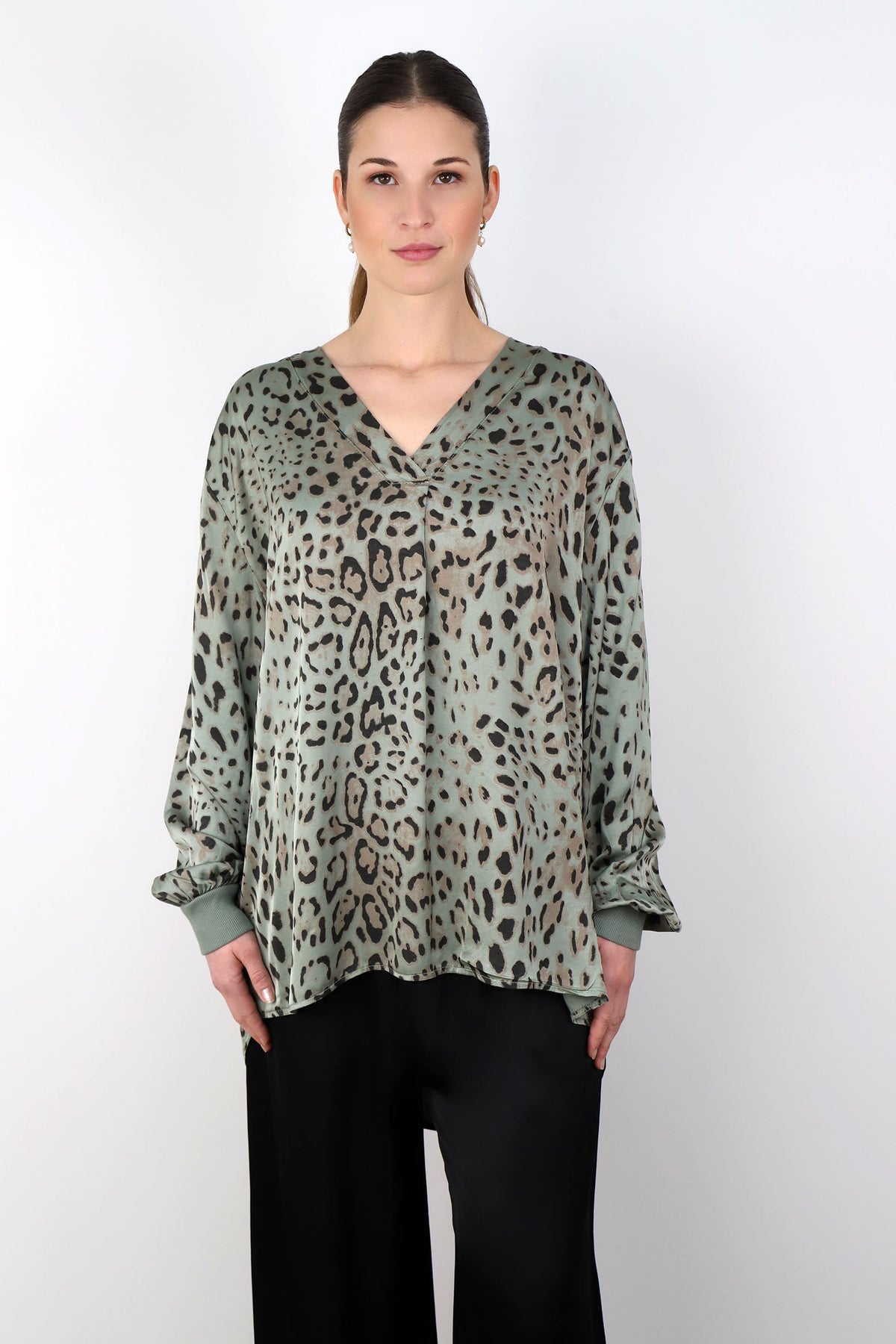 Seiden-Bluse mit Leo Print - Salbei