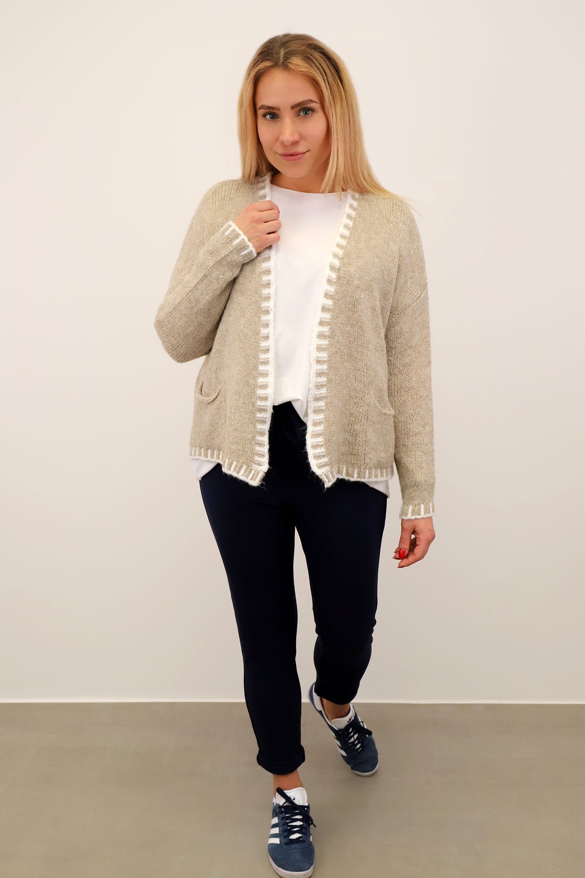 Strickjacke mit Kontrast-Rand - Beige