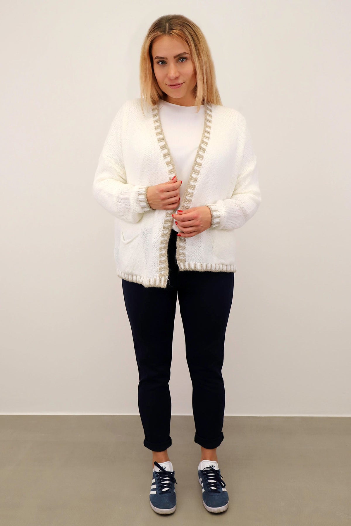 Selected Touch - Strickjacke mit Kontrast-Rand - Wollweiß