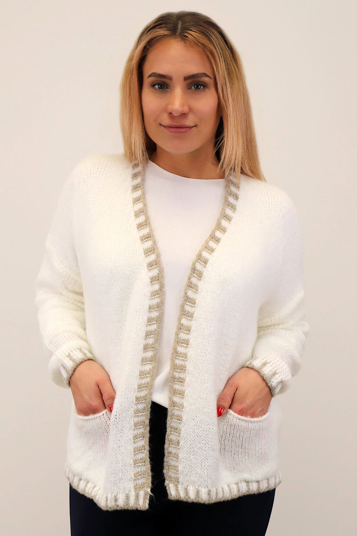Selected Touch - Strickjacke mit Kontrast-Rand - Wollweiß