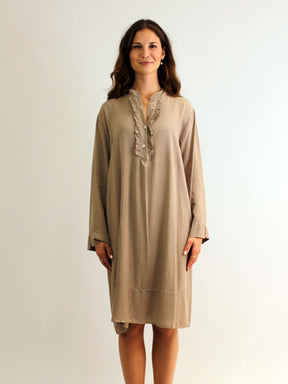 Kleid mit Rüschen - Taupe